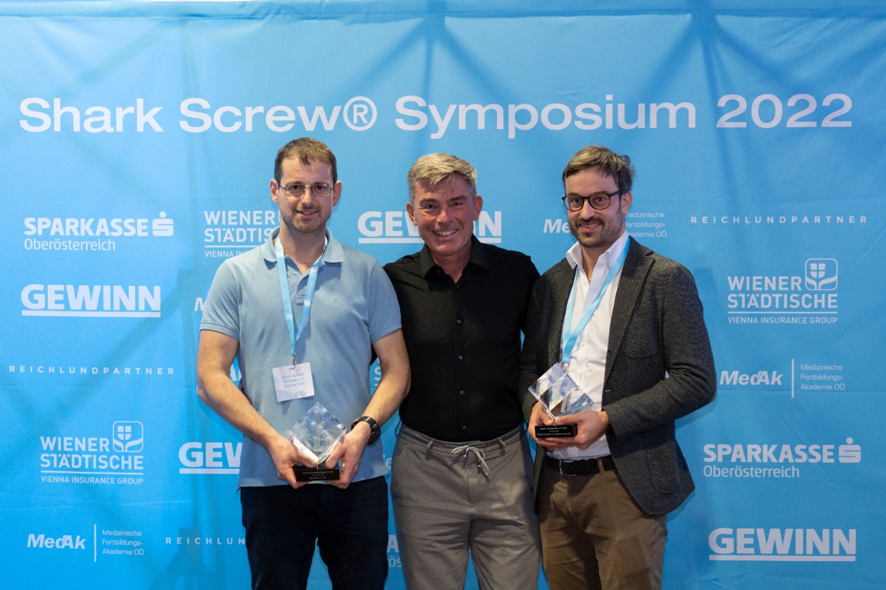 Die beiden Gewinner des Shark Screw Awards 2022: Dr. Simon Sailer (links) und Dr. Boris Tirala (rechts) mit Prim. Dr. Markus Reichkendler (Mitte).
