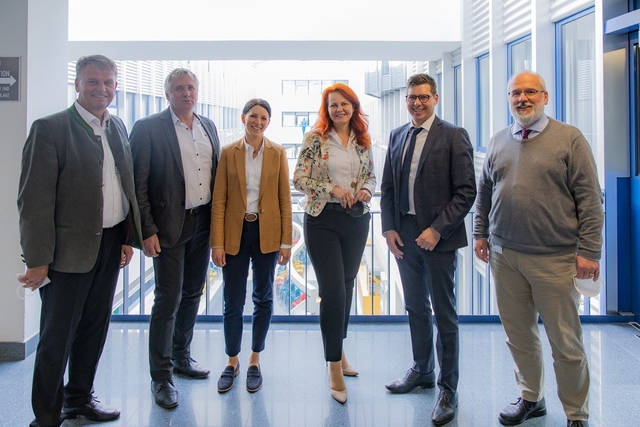 Foto: LRin Cornelia Hagele (Mitte) zu Besuch im BKH Schwaz: Sie wurde von Franz Hauser (Obmann Gemeindeverband), Andreas Haas (Vorsitzender Verwaltungsrat), Petra Geiger (stv. Pflegedirektorin BKH Schwaz), Andreas Hoppichler (Geschäftsführer BKH Schwaz) und Peter Heininger (Ärztlicher Direktor BKH Schwaz) empfangen. (v.l.n.r.)