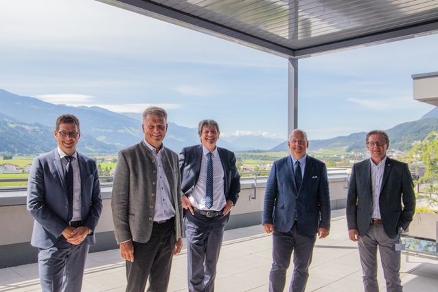 MMag. Andreas Hoppichler (Geschäftsführer BKH Schwaz), BGM Franz Hauser (Obmann des Gemeindeverbandes),
Mag. Stefan Deflorian (Geschäftsführer Tirol Kliniken GmbH), Dr. Peter Heininger (Ärztlicher Direktor BKH Schwaz), DPGKP Franz Gruber, MSc, (Pflegedirektor BKH Schwaz). Gruppenfoto