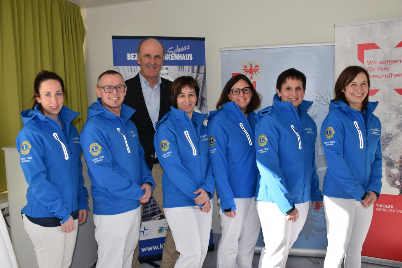 Das Mobile Palliativteam Schwaz. Mit am Foto ist Peter Erler, Präsident des Lions Club Schwaz Tyrol. Der Club hat das Team bei der Anschaffung der Jacken unterstützt. 